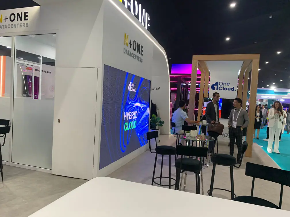 Stand de salon équipé d'un mur LED
